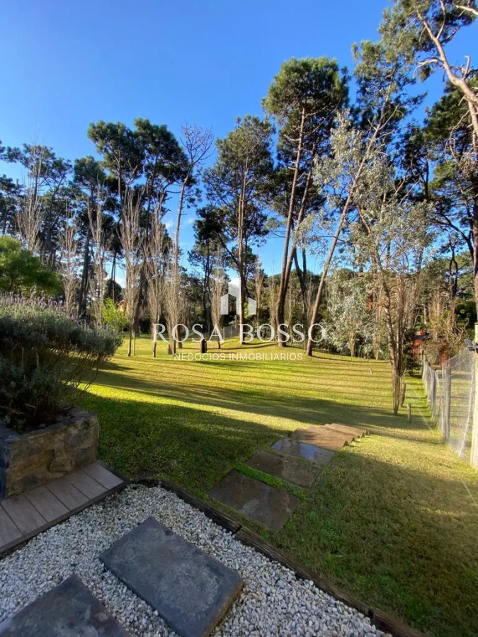 Apartamento ID.9147 - Venta y alquiler de maravillosa casa de cuatro dormitorios en barrio privado, Playa Brava, Punta del Este