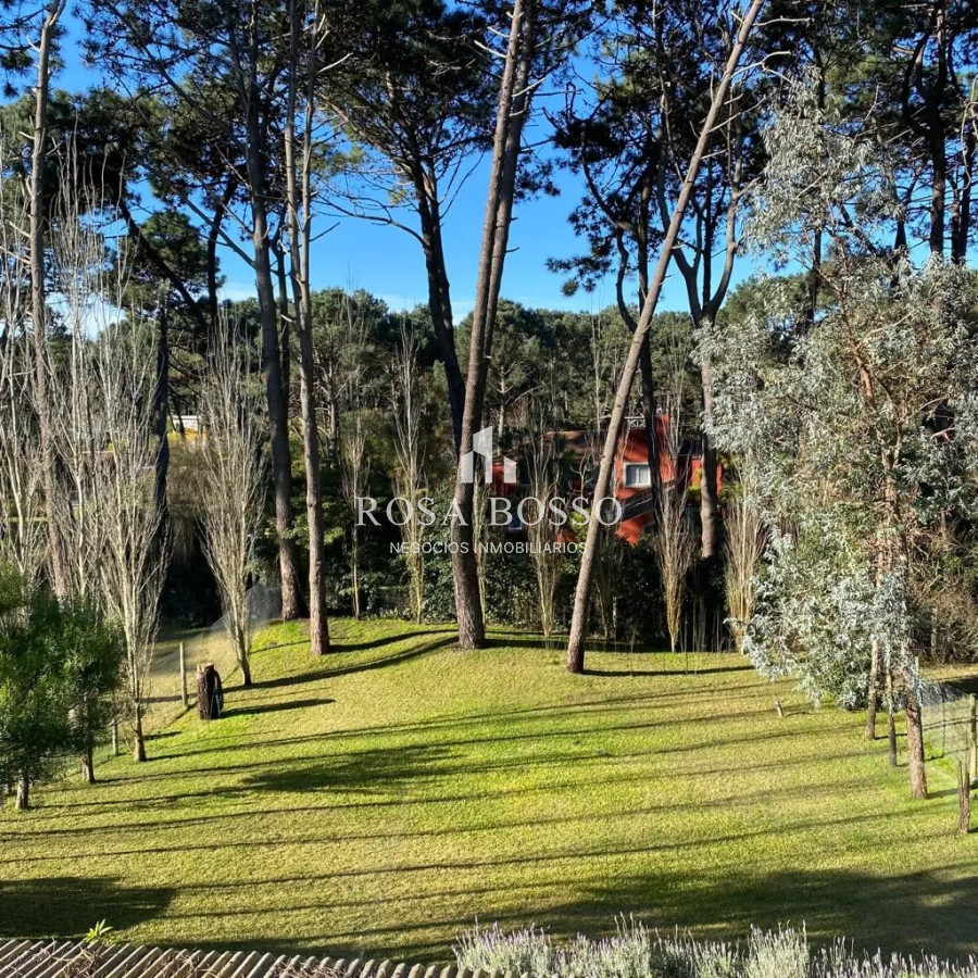 Apartamento ID.9147 - Venta y alquiler de maravillosa casa de cuatro dormitorios en barrio privado, Playa Brava, Punta del Este