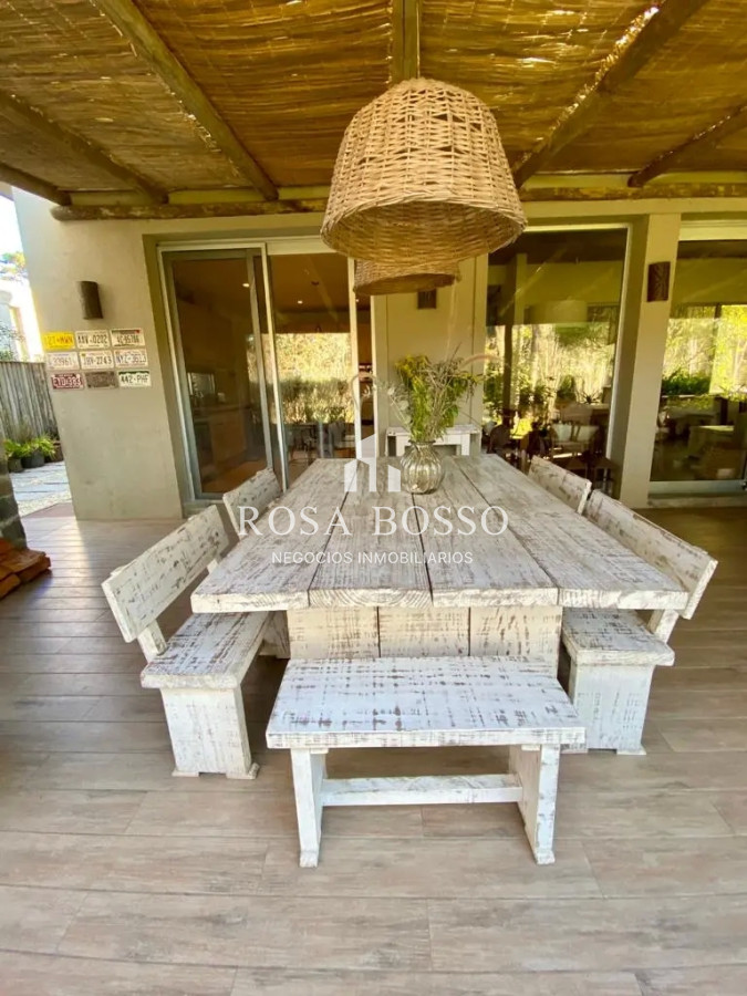 Apartamento ID.9147 - Venta y alquiler de maravillosa casa de cuatro dormitorios en barrio privado, Playa Brava, Punta del Este