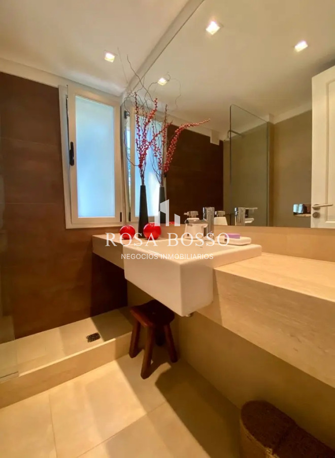Apartamento ID.9147 - Venta y alquiler de maravillosa casa de cuatro dormitorios en barrio privado, Playa Brava, Punta del Este