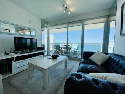 Venta de apartamento de dos dormitorios con dos baños y parrillero a pasos de Playa Mansa, Punta del Este