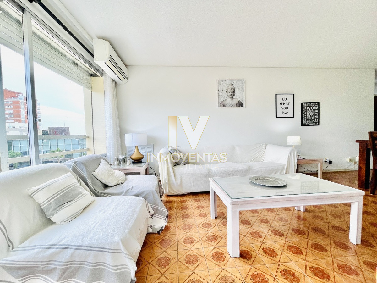 Apartamento de 3 Dormitorios sobre Gorlero, Punta del Este - Venta y Alquiler Anual - IEV3785A