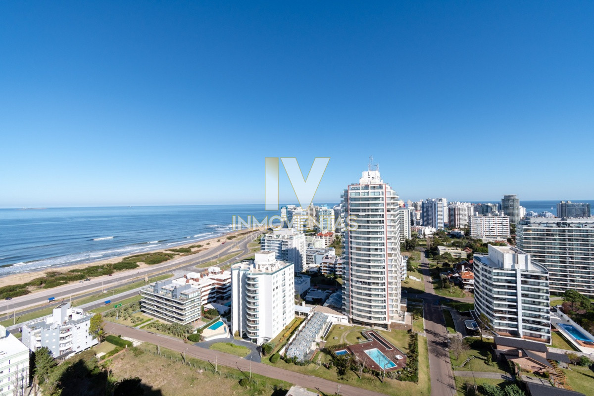 Apartamento ID.70024 - Apartamento de 2 Dormitorios en Playa Brava con Vista al Mar - Venta