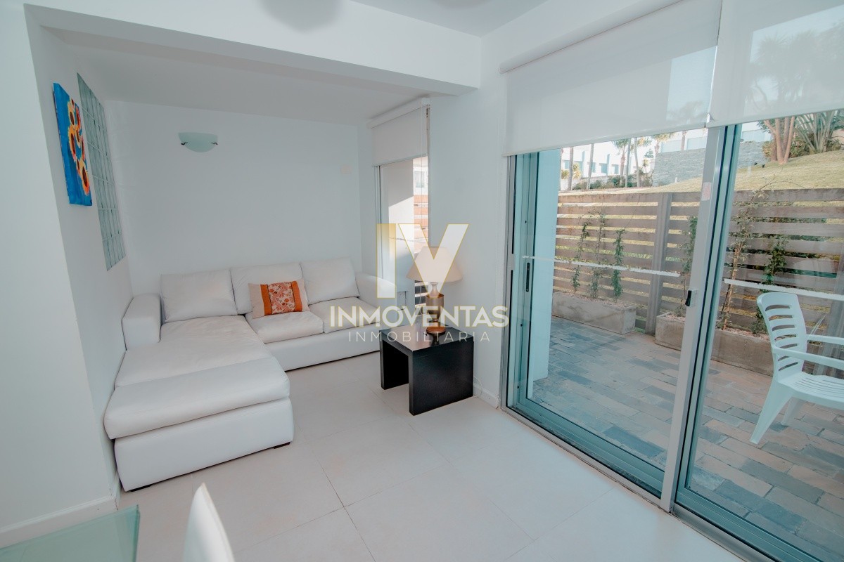 Apartamento ID.3345 - Oportunidad en Venta de Apartamento de planta baja con salida al jardín de tres dormitorios en Playa Montoya