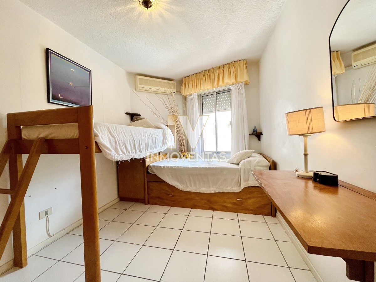 Apartamento ID.3159 - Apartamento de 2 Dormitorios en Playa Mansa, a Pocos Metros del Mar - Venta