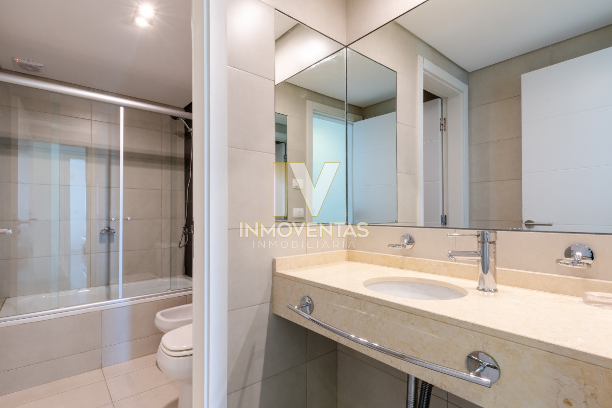 Apartamento ID.70024 - Apartamento de 2 Dormitorios en Playa Brava con Vista al Mar - Venta