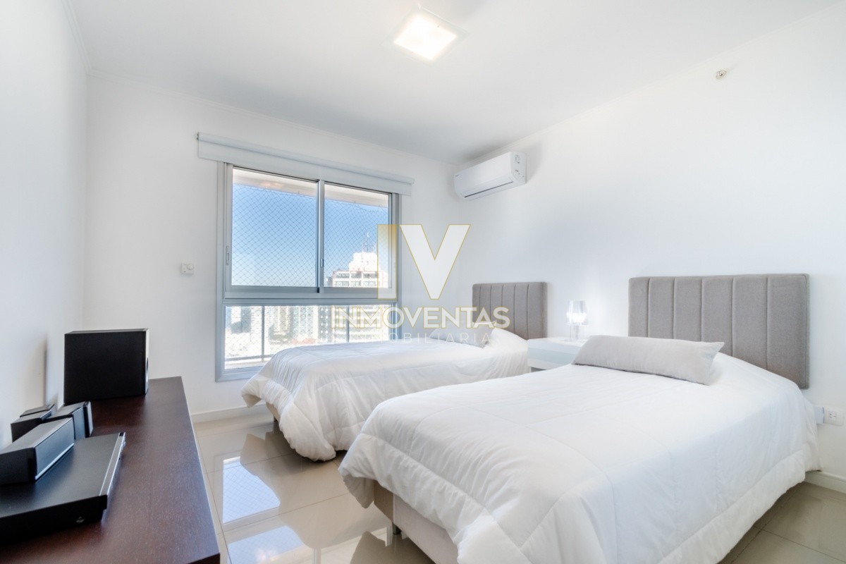 Apartamento ID.4016 - Apartamento de 2 Dormitorios en Playa Brava con Vista al Mar - Venta