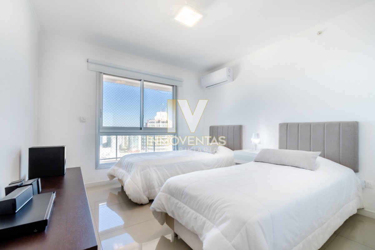 Apartamento ID.70024 - Apartamento de 2 Dormitorios en Playa Brava con Vista al Mar - Venta