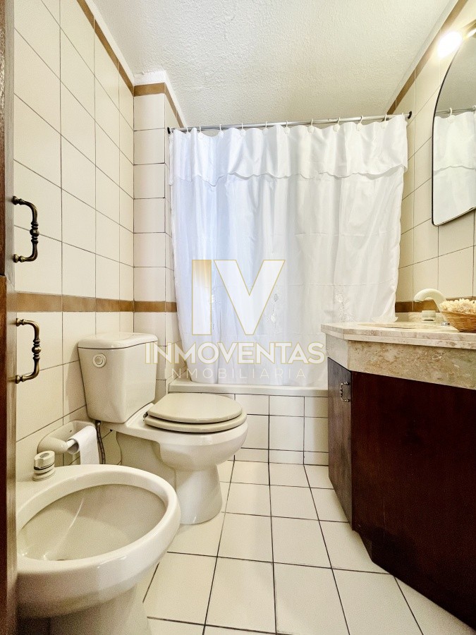 Apartamento ID.3159 - Apartamento de 2 Dormitorios en Playa Mansa, a Pocos Metros del Mar - Venta