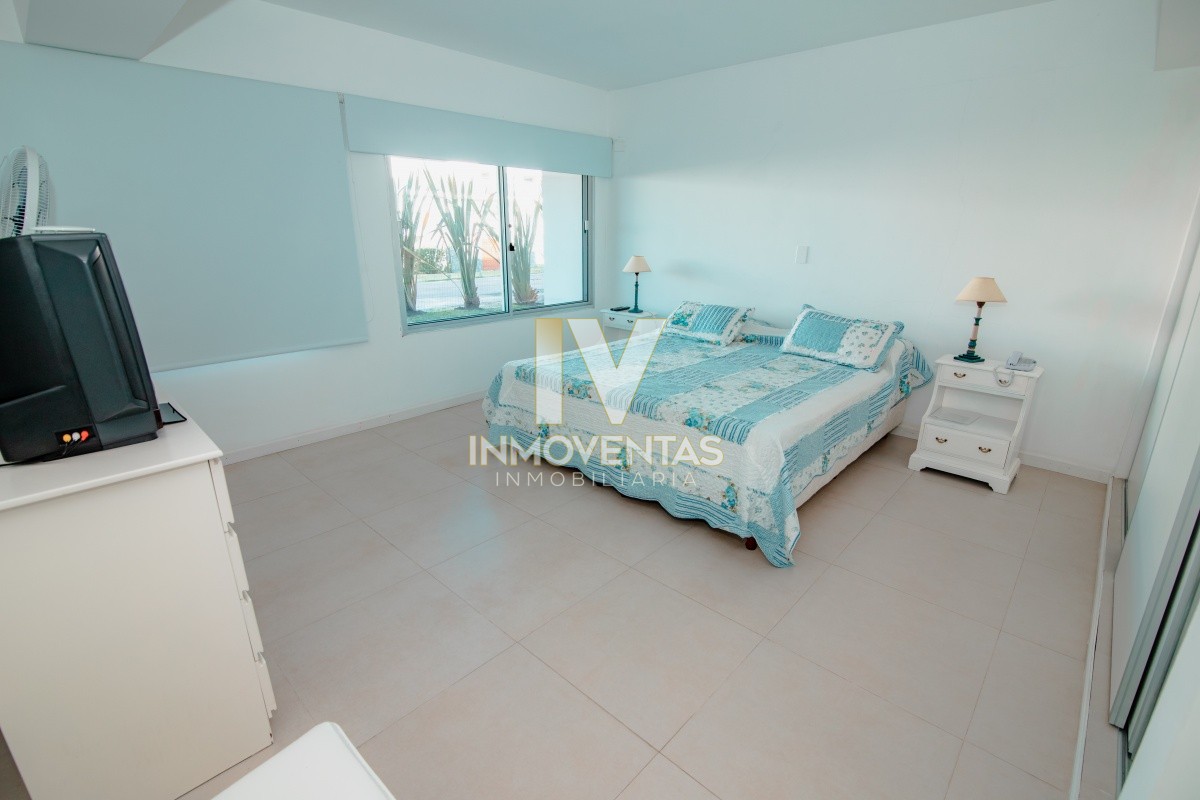 Apartamento ID.3345 - Oportunidad en Venta de Apartamento de planta baja con salida al jardín de tres dormitorios en Playa Montoya