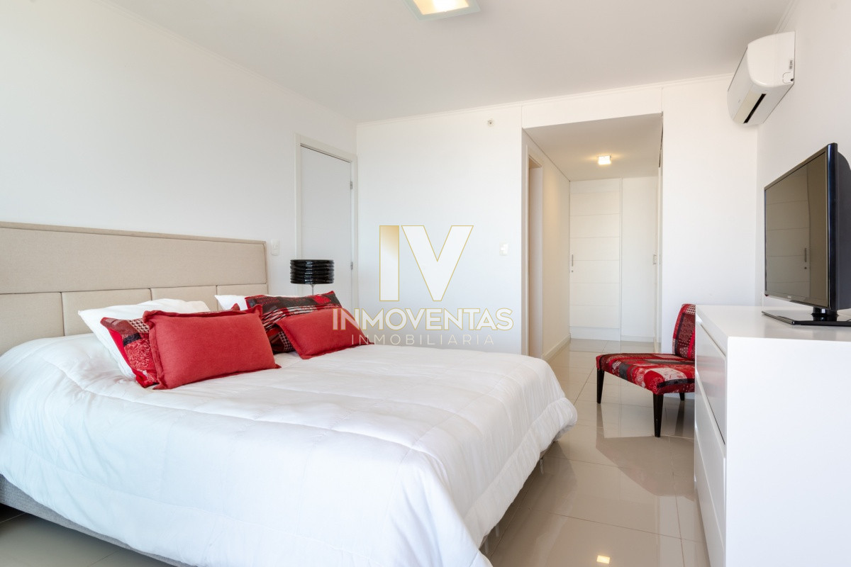 Apartamento ID.70024 - Apartamento de 2 Dormitorios en Playa Brava con Vista al Mar - Venta