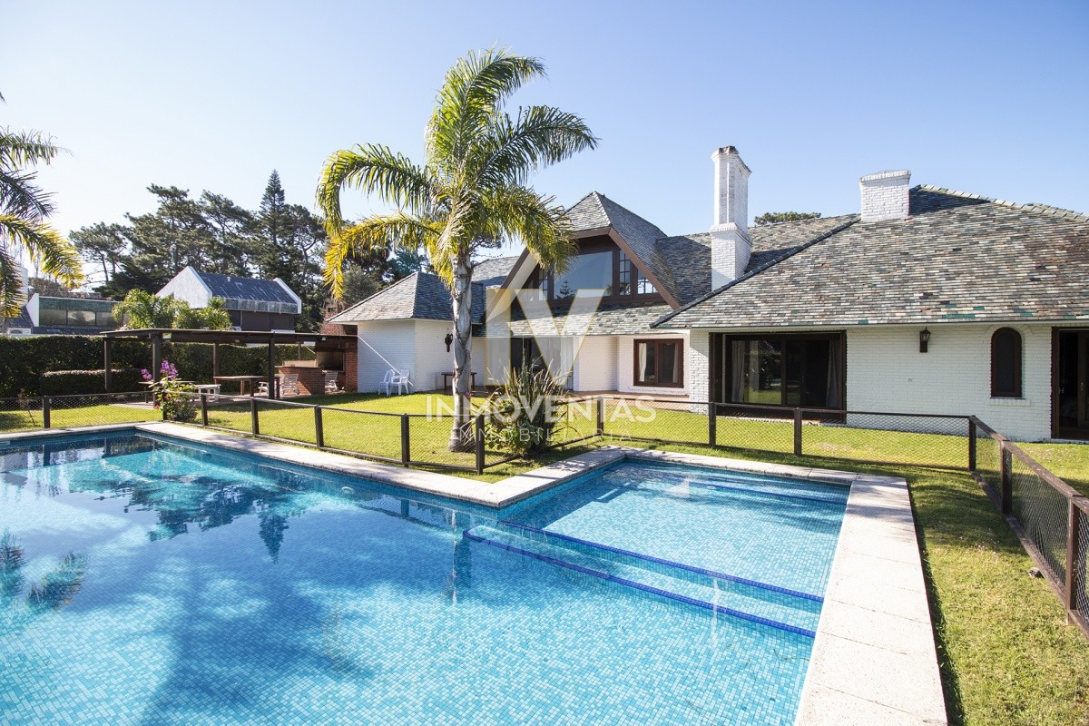 Casa ID.3177 - Venta de casa de 4 dormitorios más dependencia y hermosa piscina con gran parque en Playa Mansa, Punta del Este