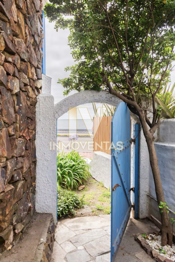 Casa ID.4087 - Gran Casa en Venta sobre el Mar de 5 Dormitorios y Dependencia en Península, Punta del Este