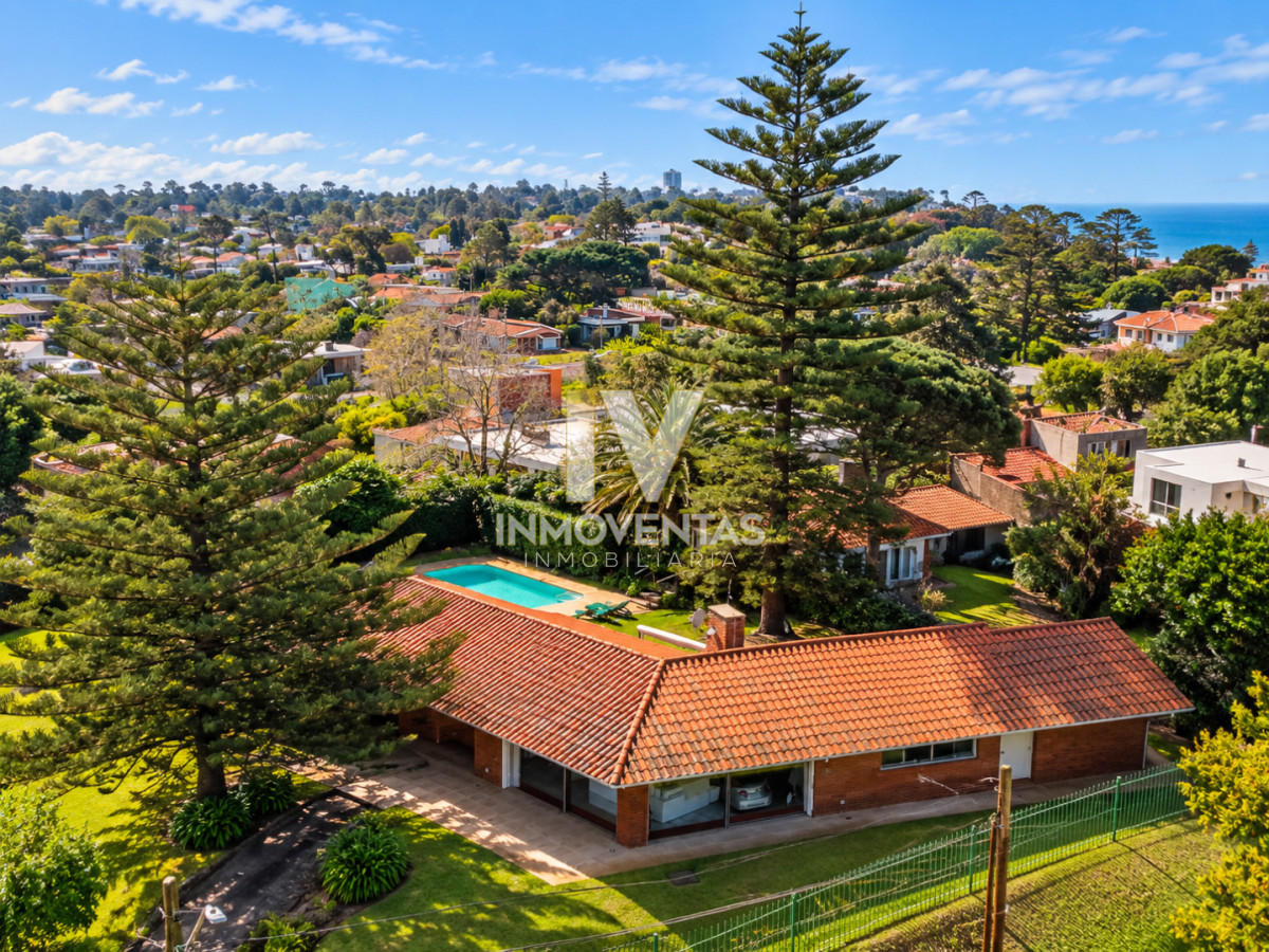 Casa ID.3081 - Excelente Casa de 4 Dormitorios y Piscina a una Cuadra del Mar 