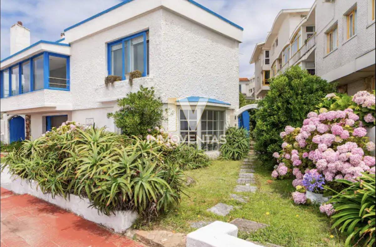 Casa ID.4087 - Gran Casa en Venta sobre el Mar de 5 Dormitorios y Dependencia en Península, Punta del Este