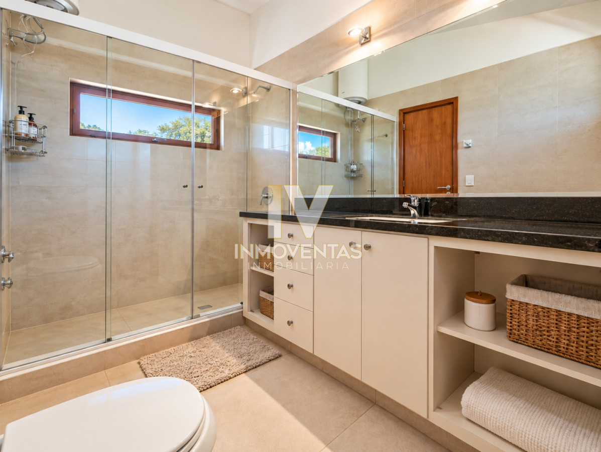 Casa ID.3081 - Excelente Casa de 4 Dormitorios y Piscina a una Cuadra del Mar 