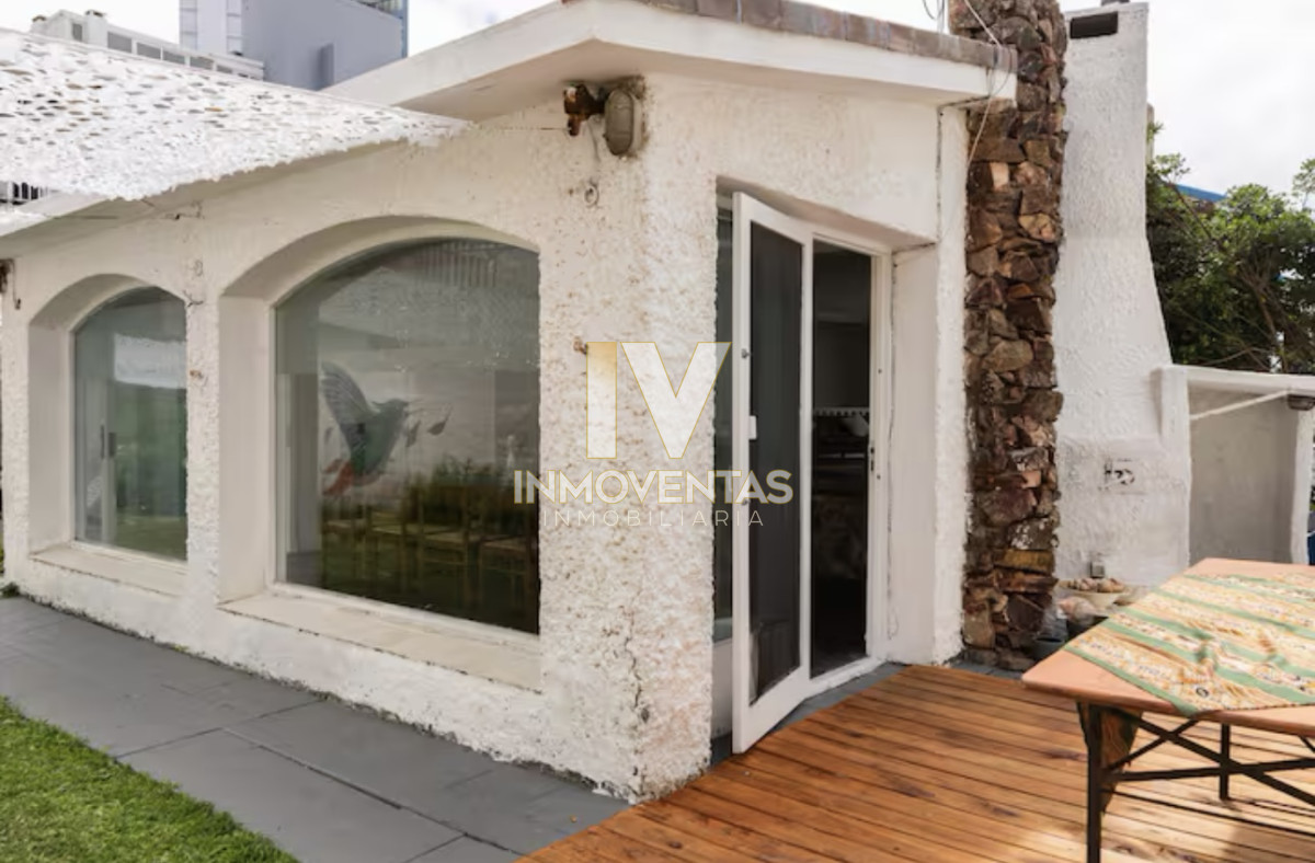 Casa ID.4087 - Gran Casa en Venta sobre el Mar de 5 Dormitorios y Dependencia en Península, Punta del Este