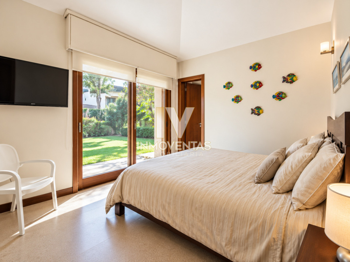 Casa ID.3081 - Excelente Casa de 4 Dormitorios y Piscina a una Cuadra del Mar 