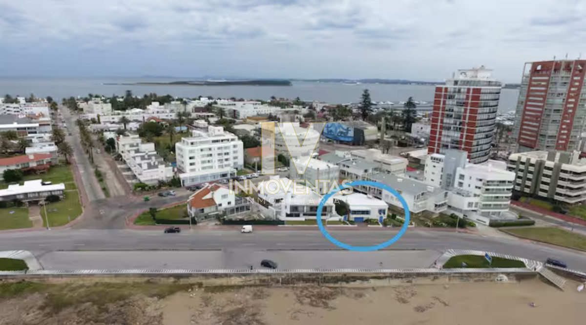 Casa ID.4087 - Gran Casa en Venta sobre el Mar de 5 Dormitorios y Dependencia en Península, Punta del Este
