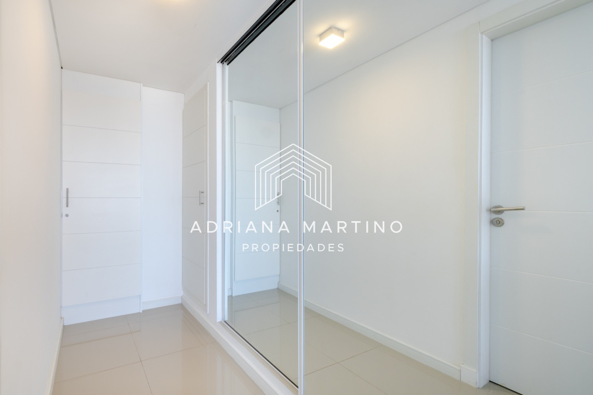 Apartamento ID.70024 - Apartamento de 2 Dormitorios en Playa Brava con Vista al Mar - Venta