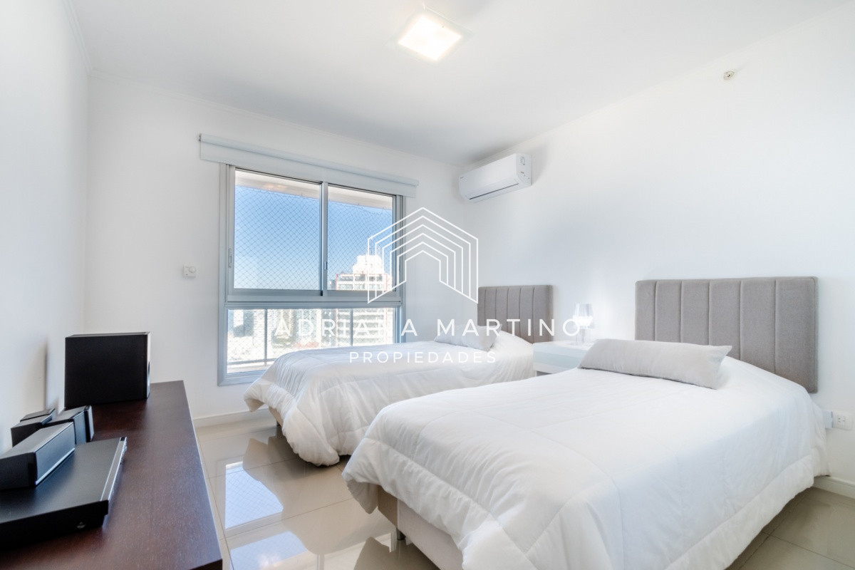 Apartamento ID.70024 - Apartamento de 2 Dormitorios en Playa Brava con Vista al Mar - Venta