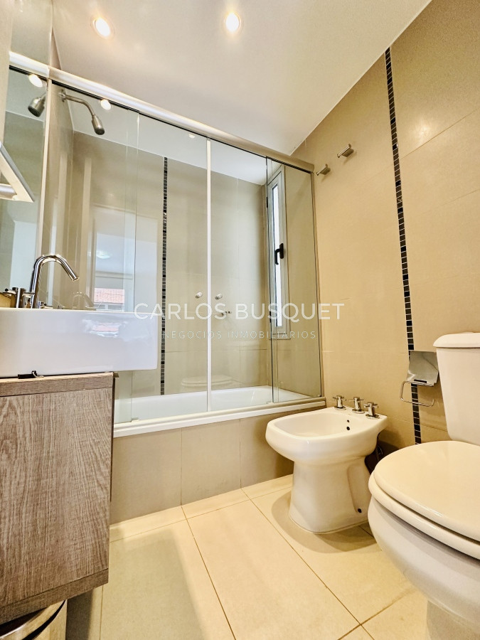 Apartamento ID.814 - Venta y alquiler temporario de apartamento de 2 dormitorios con 2 baños a pasos del Puerto de Punta del Este