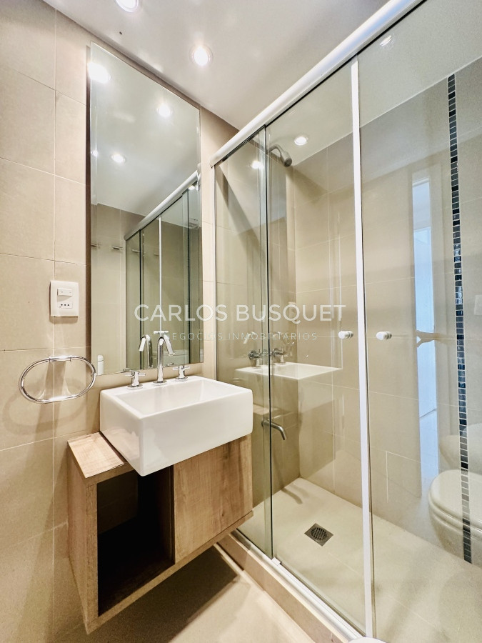 Apartamento ID.814 - Venta y alquiler temporario de apartamento de 2 dormitorios con 2 baños a pasos del Puerto de Punta del Este