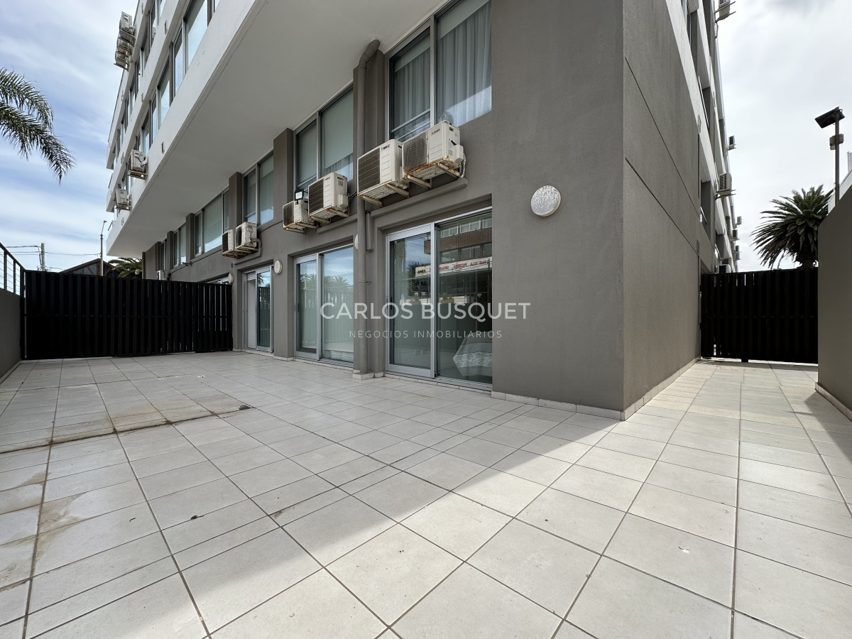 Apartamento ID.814 - Venta y alquiler temporario de apartamento de 2 dormitorios con 2 baños a pasos del Puerto de Punta del Este