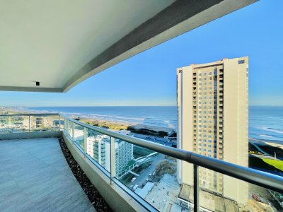 Apartamento de 3 Dormitorios y Dependencia, con Parrillero, Playa Brava, Punta del Este 