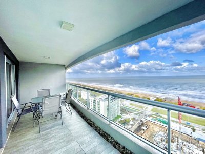 Apartamento de 2 Dormitorios y Parrillero con Vista al Mar en Playa Brava, Look Tower