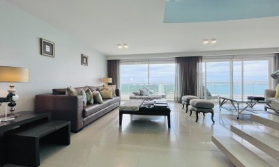 Lujoso Penthouse de 4 Dormitorios con Vista al Mar sobre Playa Mansa, Punta del Este