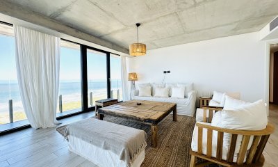 Moderno Apartamento de 1 Dormitorio en suite piso alto en Venta de Torre Surfside Village, Punta del Este