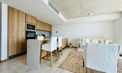 Moderno Apartamento de 1 Dormitorio en suite piso alto en Venta de Torre Surfside Village, Punta del Este