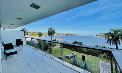 Venta de Moderno Apartamento de 3 Dormitorios Frente al Mar en La Barra