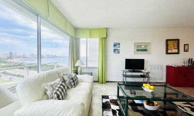 Apartamento de 2 Dormitorios Frente al Mar, con Vista - Playa Mansa, Venta