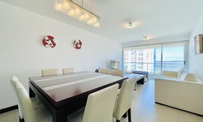 Apartamento de 2 Dormitorios, Vista al Mar y Parrillero en Playa Mansa, Venta