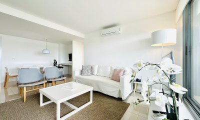 Apartamento de 2 Dormitorios en Venta a metros de playa Brava, Punta del Este