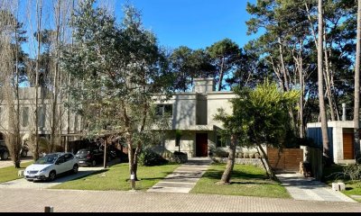 Moderna casa de 4 Dormitorios en barrio privado alquiler anual y venta