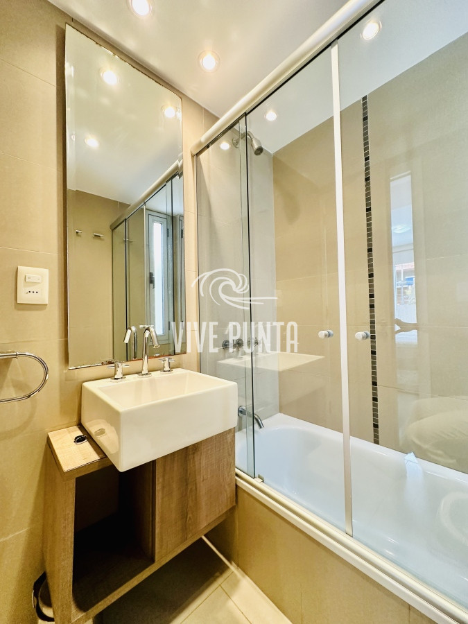 Apartamento ID.908 - Venta y alquiler temporario de apartamento de 2 dormitorios con 2 baños a pasos del Puerto de Punta del Este