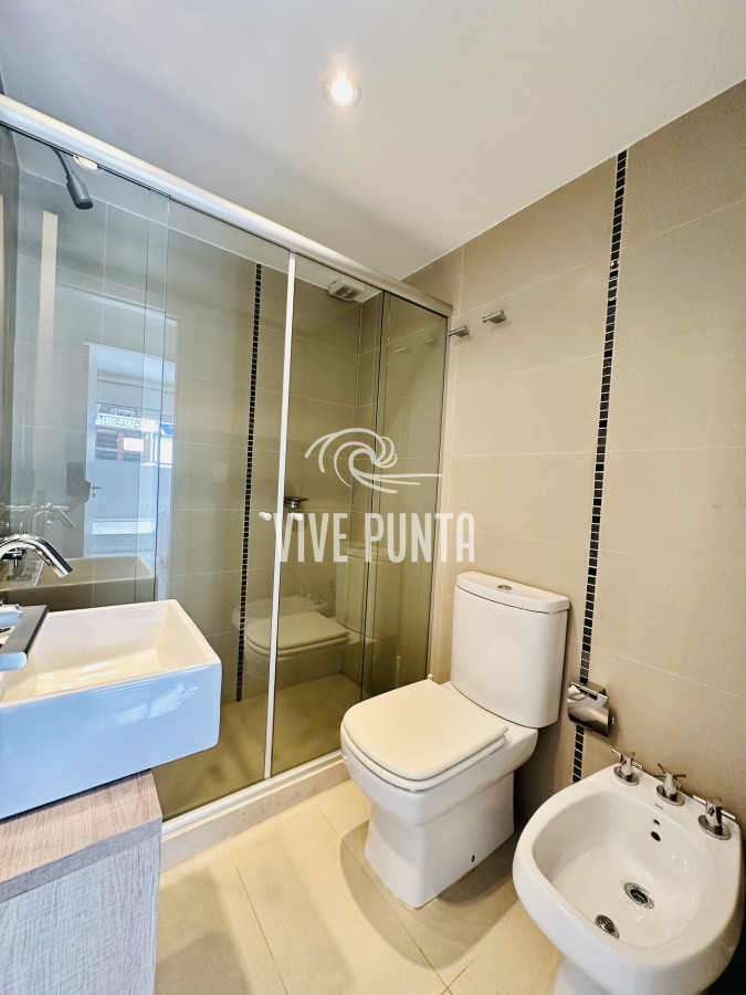 Apartamento ID.908 - Venta y alquiler temporario de apartamento de 2 dormitorios con 2 baños a pasos del Puerto de Punta del Este