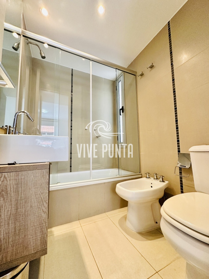 Apartamento ID.908 - Venta y alquiler temporario de apartamento de 2 dormitorios con 2 baños a pasos del Puerto de Punta del Este