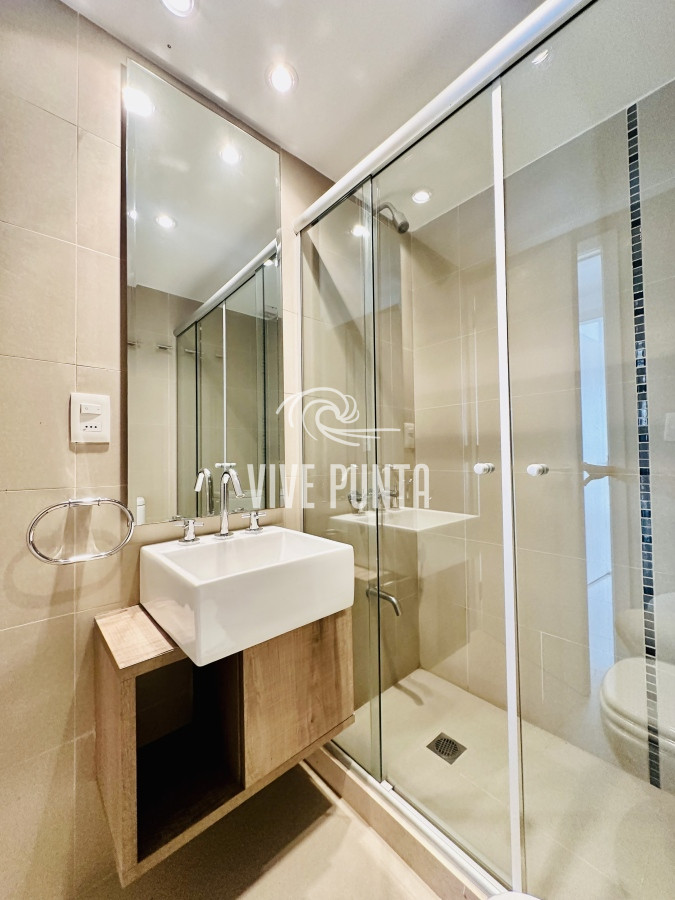 Apartamento ID.908 - Venta y alquiler temporario de apartamento de 2 dormitorios con 2 baños a pasos del Puerto de Punta del Este