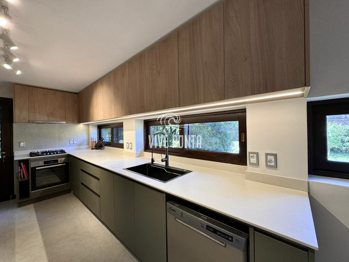 Casa ID.846 - Cómoda Casa de 5 Dormitorios y Piscina Climatizada en Punta del Este