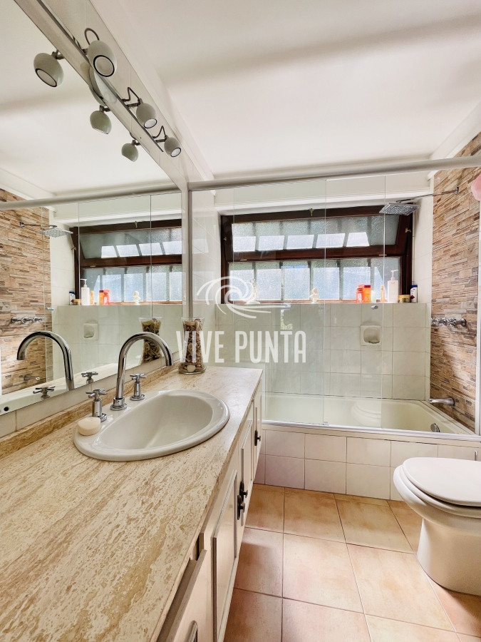 Casa ID.846 - Cómoda Casa de 5 Dormitorios y Piscina Climatizada en Punta del Este