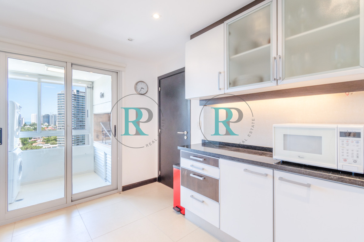 Apartamento ID.2320 - Venta de Excelente Apartamento de 3 Dormitorios con Vista al Mar, Playa Mansa, Punta del Este