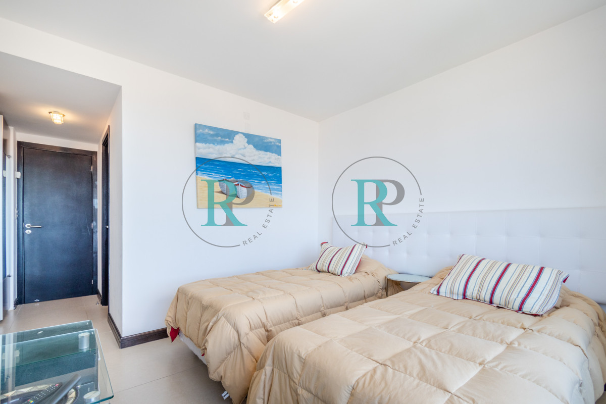 Apartamento ID.2320 - Venta de Excelente Apartamento de 3 Dormitorios con Vista al Mar, Playa Mansa, Punta del Este