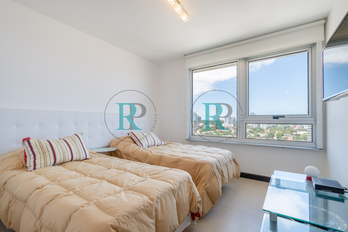 Apartamento ID.2320 - Venta de Excelente Apartamento de 3 Dormitorios con Vista al Mar, Playa Mansa, Punta del Este
