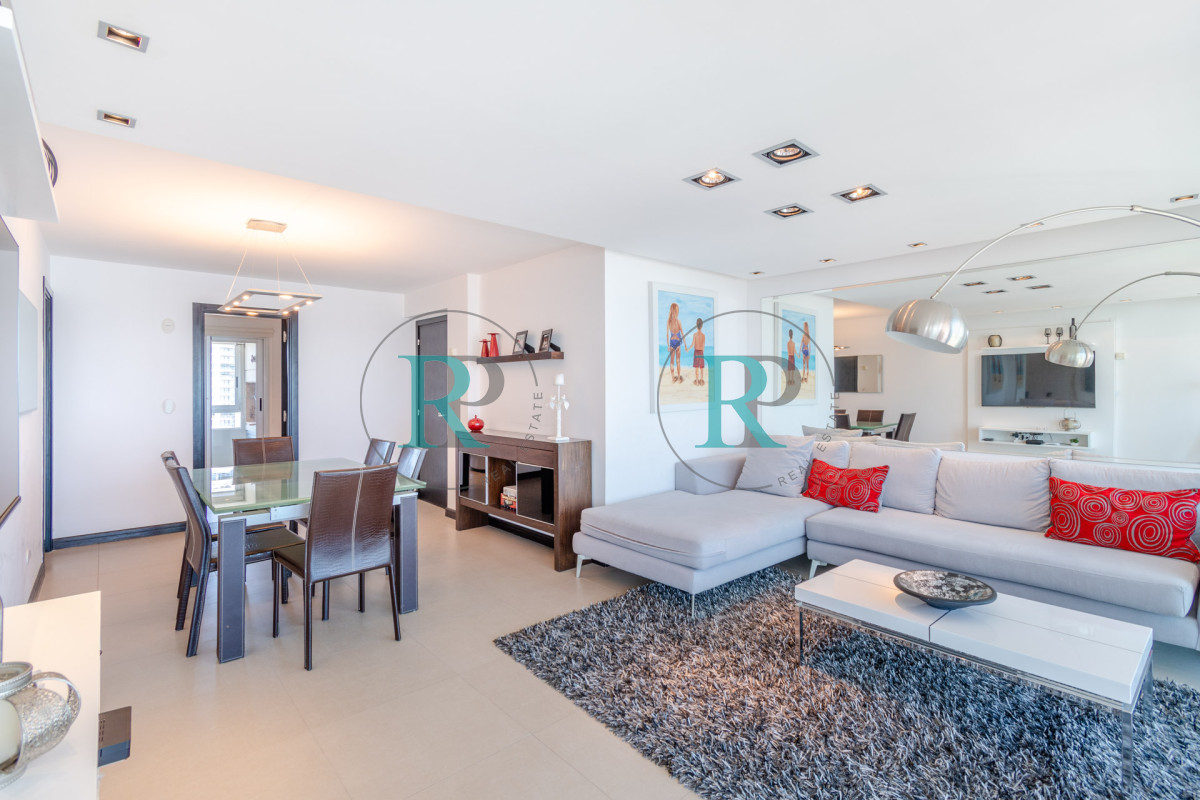 Apartamento ID.2320 - Venta de Excelente Apartamento de 3 Dormitorios con Vista al Mar, Playa Mansa, Punta del Este