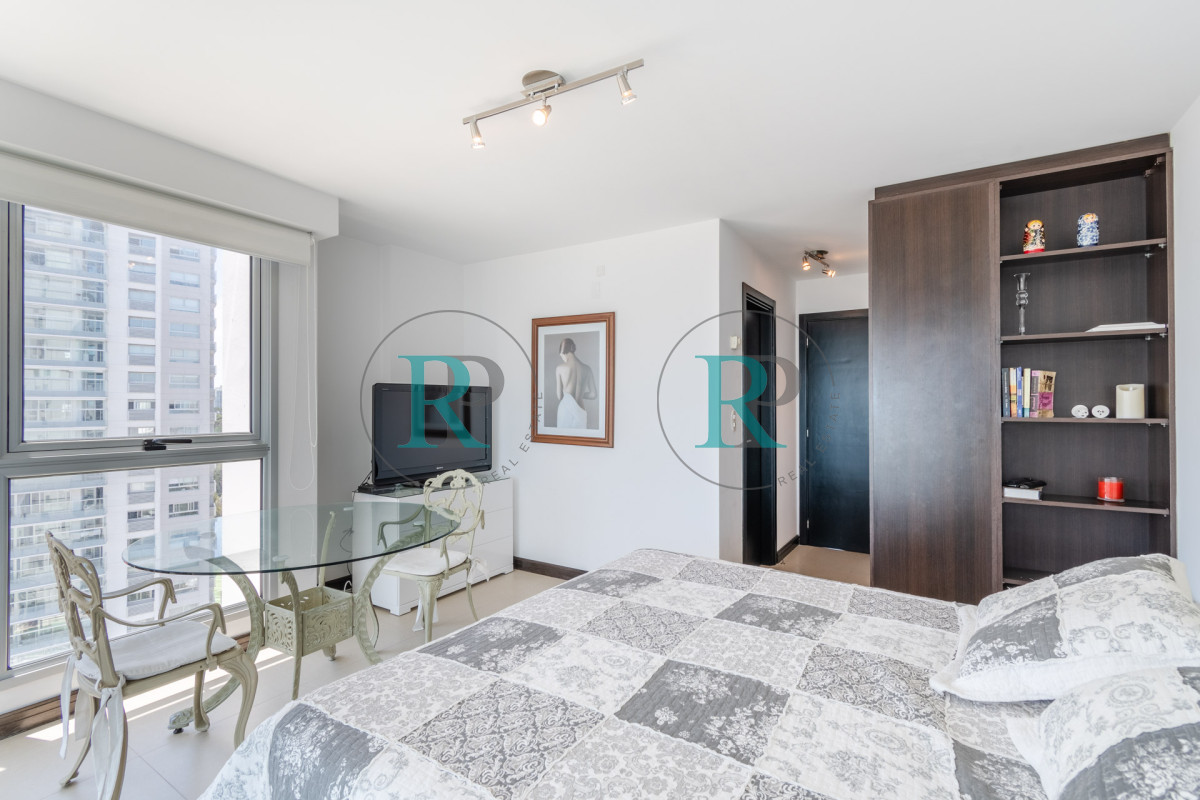 Apartamento ID.2320 - Venta de Excelente Apartamento de 3 Dormitorios con Vista al Mar, Playa Mansa, Punta del Este