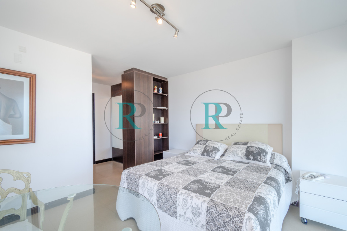 Apartamento ID.2320 - Venta de Excelente Apartamento de 3 Dormitorios con Vista al Mar, Playa Mansa, Punta del Este